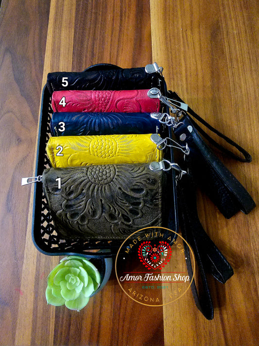 Leather Wristlet in Different Colors with Zipper Clouser with Coin Pouch and Card Holder. @amorfashionshop